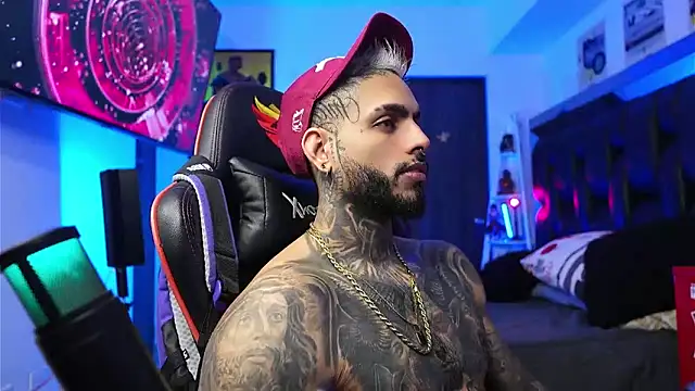 Snapshot of logan_hugh8 chatting on February 4, 1:00 am logan hugh8 online show from February 4, 1:00 am