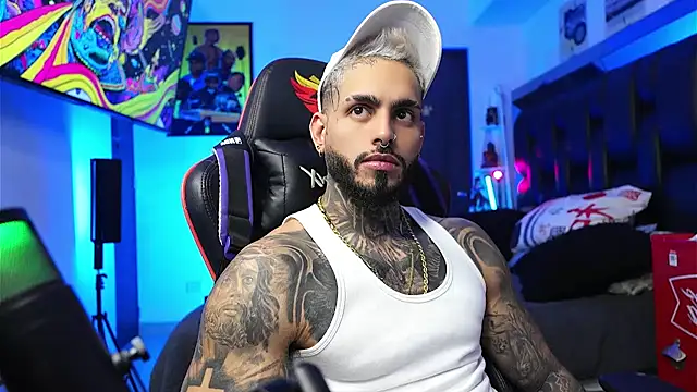 Snapshot of logan_hugh8 chatting on February 6, 2:49 am logan hugh8 online show from February 6, 2:49 am