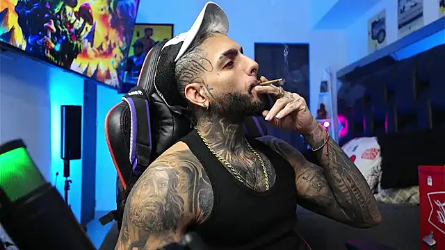 Snapshot of logan_hugh8 chatting on February 8, 7:12 am logan hugh8 online show from February 8, 7:12 am