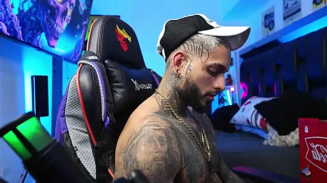 Snapshot of logan_hugh8 chatting on February 8, 7:17 pm logan hugh8 online show from February 8, 7:17 pm