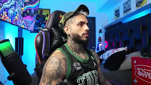 Snapshot of logan_hugh8 chatting on February 13, 3:30 pm logan hugh8 online show from February 13, 3:30 pm