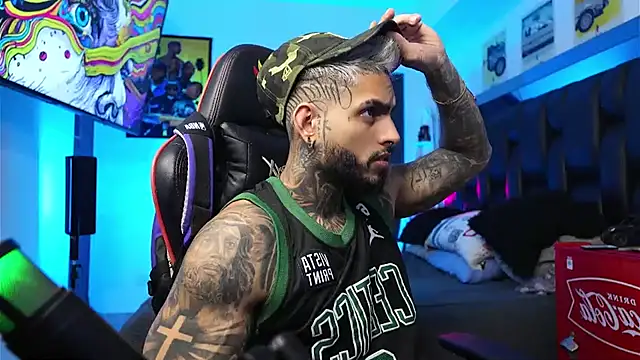 Snapshot of logan_hugh8 chatting on February 14, 11:18 am logan hugh8 online show from February 14, 11:18 am