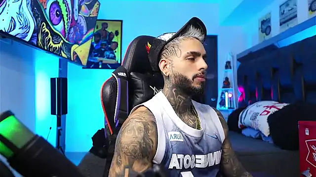 Snapshot of logan_hugh8 chatting on February 15, 8:38 pm logan hugh8 online show from February 15, 8:38 pm