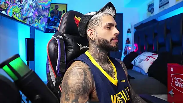 Snapshot of logan_hugh8 chatting on February 17, 12:23 pm logan hugh8 online show from February 17, 12:23 pm