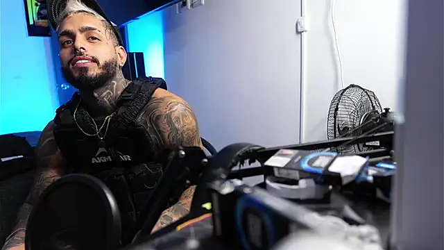 Snapshot of logan_hugh8 chatting on February 18, 4:30 am logan hugh8 online show from February 18, 4:30 am