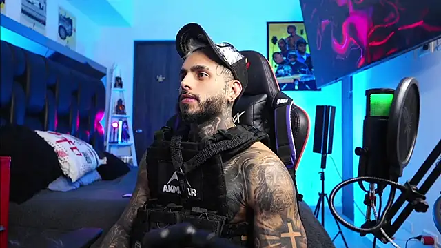 Snapshot of logan_hugh8 chatting on February 20, 11:38 pm logan hugh8 online show from February 20, 11:38 pm