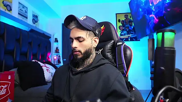 Snapshot of logan_hugh8 chatting on February 24, 6:11 am logan hugh8 online show from February 24, 6:11 am