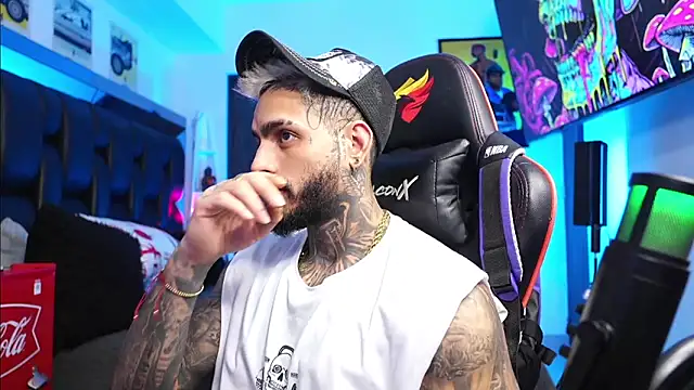 Snapshot of logan_hugh8 chatting on February 26, 2:49 pm logan hugh8 online show from February 26, 2:49 pm