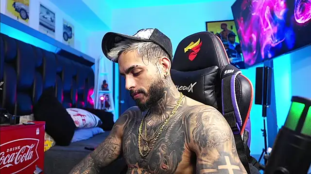 Snapshot of logan_hugh8 chatting on March 2, 5:19 am logan hugh8 online show from March 2, 5:19 am