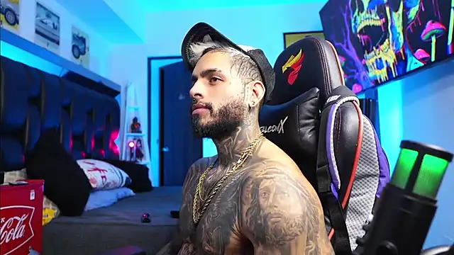 Snapshot of logan_hugh8 chatting on March 2, 7:15 am logan hugh8 online show from March 2, 7:15 am