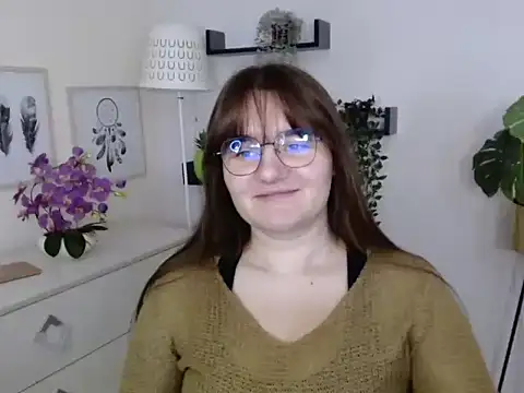 Julie Diamond online show from October 17, 12:30 pm