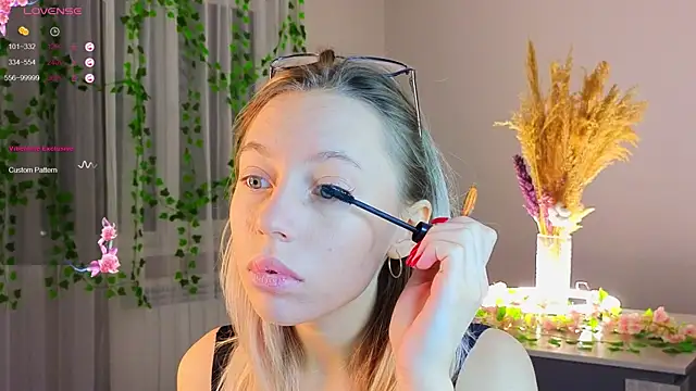 NyxaThorn online show from December 14, 2:44 pm