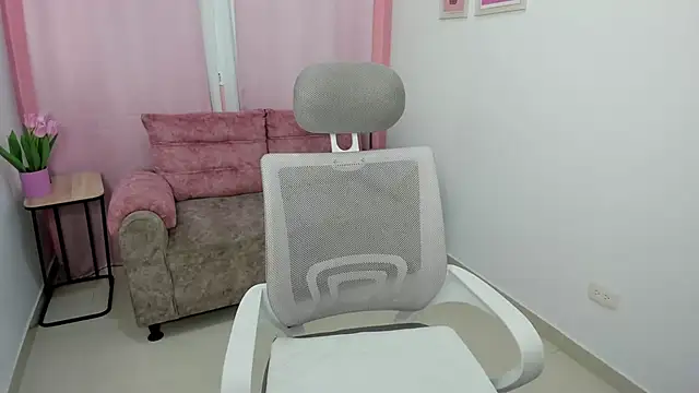 Snapshot of Emiss_Jones chatting on October 20, 12:38 pm Emiss Jones online show from October 20, 12:38 pm