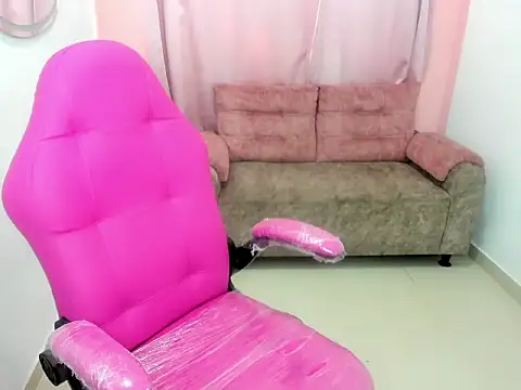 Snapshot of Emiss_Jones chatting on October 30, 1:34 pm Emiss Jones online show from October 30, 1:34 pm