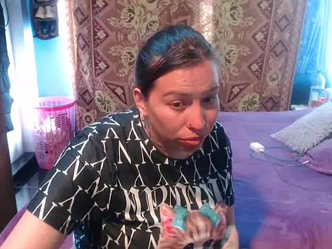 cloequeen15 online show from April 21, 4:45 pm