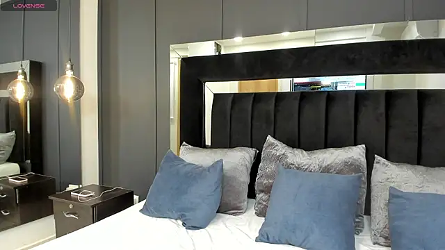 hannah miltonn online show from December 18, 11:00 pm