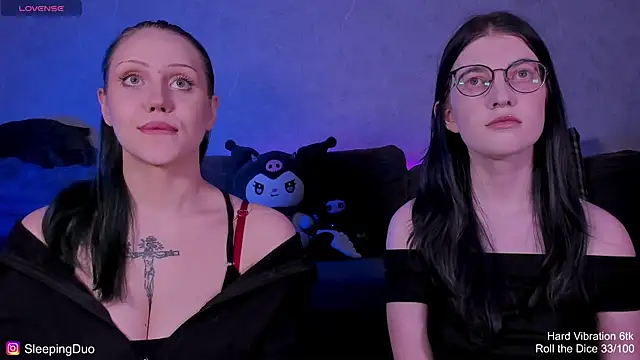 Snapshot of Threesomebabes chatting on June 5, 5:07 pm Threesomebabes online show from June 5, 5:07 pm