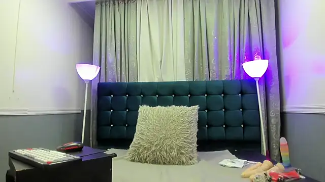 Snapshot of Oriana_Jhonson chatting on July 15, 12:49 am Oriana Jhonson online show from July 15, 12:49 am