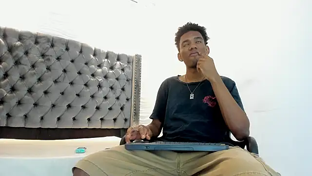 Snapshot of nero_reyd chatting on October 9, 7:23 pm nero reyd online show from October 9, 7:23 pm