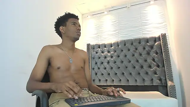 Snapshot of nero_reyd chatting on October 23, 8:07 pm nero reyd online show from October 23, 8:07 pm