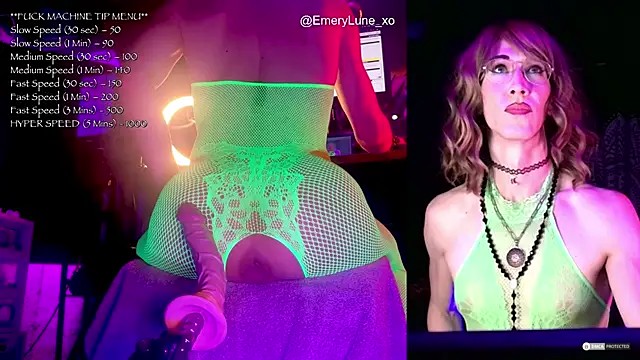 Snapshot of EmeryLune_xo chatting on October 22, 4:02 am EmeryLune xo online show from October 22, 4:02 am