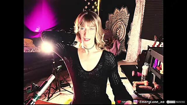 EmeryLune xo online show from June 10, 2:12 am