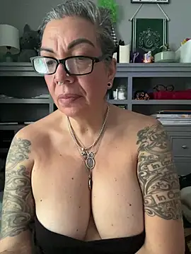 dieseldame1313 online show from February 8, 10:46 pm