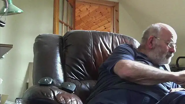 Snapshot of janzer13 chatting on October 17, 1:14 pm janzer13 online show from October 17, 1:14 pm