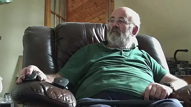 Snapshot of janzer13 chatting on October 26, 2:12 pm janzer13 online show from October 26, 2:12 pm