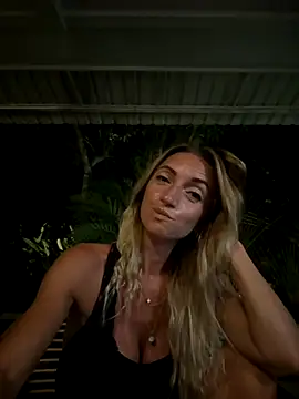 Snapshot of ChasingSunsets-Quinn chatting on September 13, 9:14 pm ChasingSunsets-Quinn online show from September 13, 9:14 pm