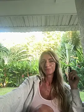 Snapshot of ChasingSunsets-Quinn chatting on October 9, 10:30 pm ChasingSunsets-Quinn online show from October 9, 10:30 pm