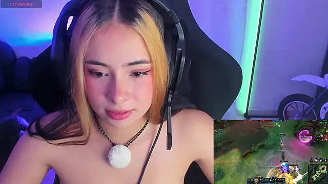 Snapshot of Aishelyng chatting on October 19, 5:08 am Aishelyng online show from October 19, 5:08 am