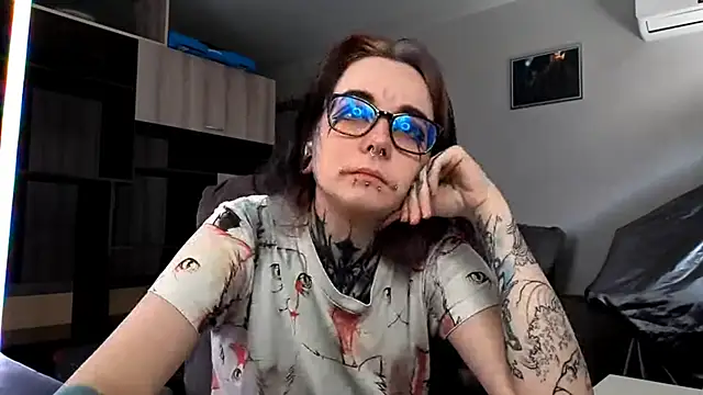 Snapshot of HighelikeGirl chatting on October 2, 8:32 am HighelikeGirl online show from October 2, 8:32 am
