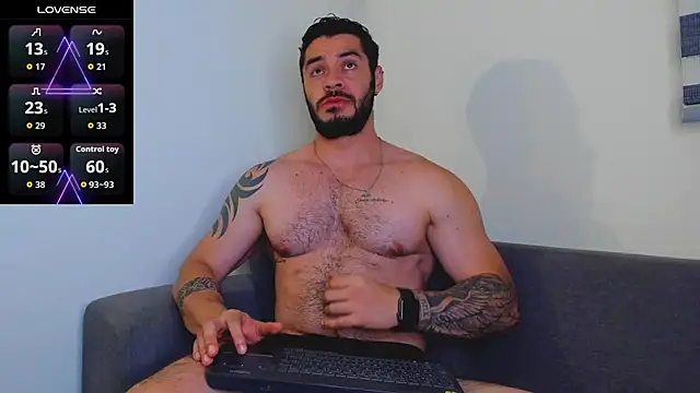 Snapshot of Drake_Cole chatting on December 16, 11:32 pm Drake Cole online show from December 16, 11:32 pm