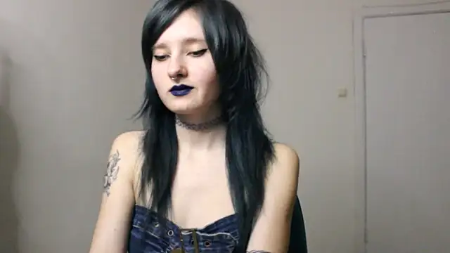 midnightsiren777 online show from November 4, 9:47 pm