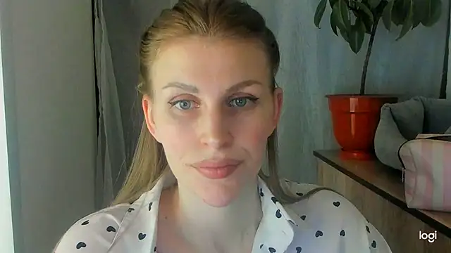 Snapshot of JuliaMuuun chatting on June 6, 8:57 pm JuliaMuuun online show from June 6, 8:57 pm
