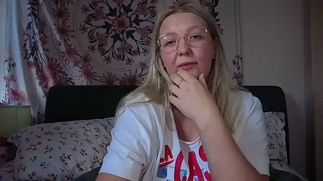 Daisyxoxo  online show from June 27, 8:30 am