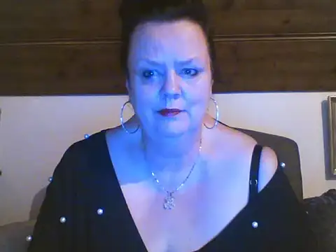 Snapshot of TiffanyMature chatting on April 16, 8:20 pm TiffanyMature online show from April 16, 8:20 pm