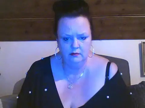Snapshot of TiffanyMature chatting on April 16, 9:39 pm TiffanyMature online show from April 16, 9:39 pm