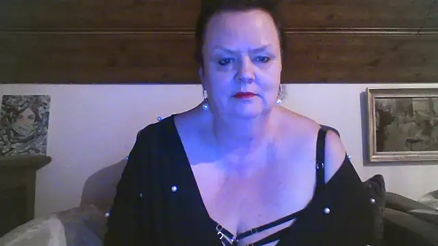 Snapshot of TiffanyMature chatting on April 18, 8:09 pm TiffanyMature online show from April 18, 8:09 pm