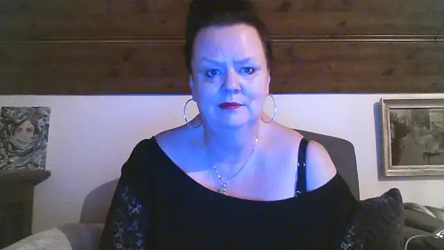 Snapshot of TiffanyMature chatting on April 19, 8:11 pm TiffanyMature online show from April 19, 8:11 pm