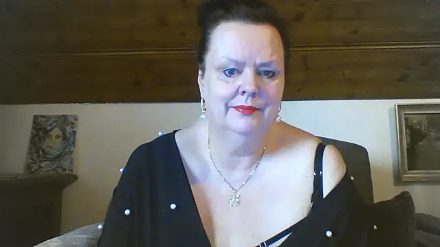 Snapshot of TiffanyMature chatting on April 20, 8:17 am TiffanyMature online show from April 20, 8:17 am