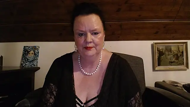 Snapshot of TiffanyMature chatting on April 26, 8:17 pm TiffanyMature online show from April 26, 8:17 pm