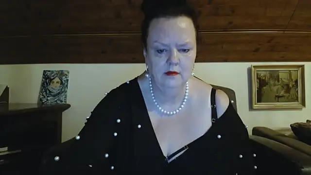 Snapshot of TiffanyMature chatting on May 3, 8:15 pm TiffanyMature online show from May 3, 8:15 pm