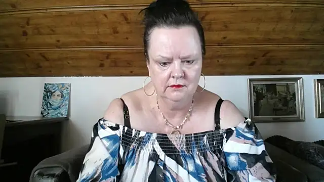 Snapshot of TiffanyMature chatting on June 1, 7:21 am TiffanyMature online show from June 1, 7:21 am