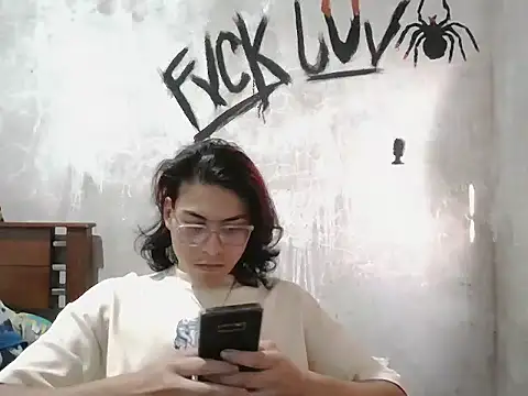 dirty model online show from April 8, 10:10 pm