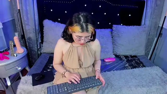 dafnelee online show from September 10, 10:37 am