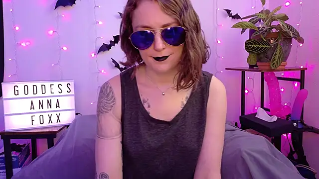 Snapshot of mistressannafoxx chatting on February 6, 10:02 pm mistressannafoxx online show from February 6, 10:02 pm