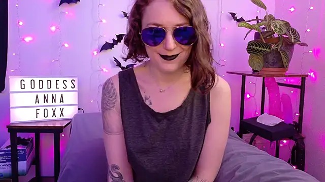 Snapshot of mistressannafoxx chatting on February 9, 10:14 pm mistressannafoxx online show from February 9, 10:14 pm