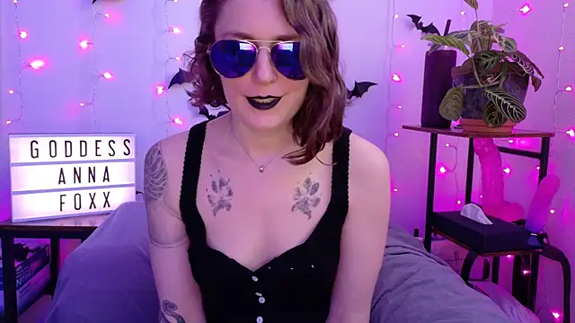 Snapshot of mistressannafoxx chatting on February 12, 10:16 pm mistressannafoxx online show from February 12, 10:16 pm